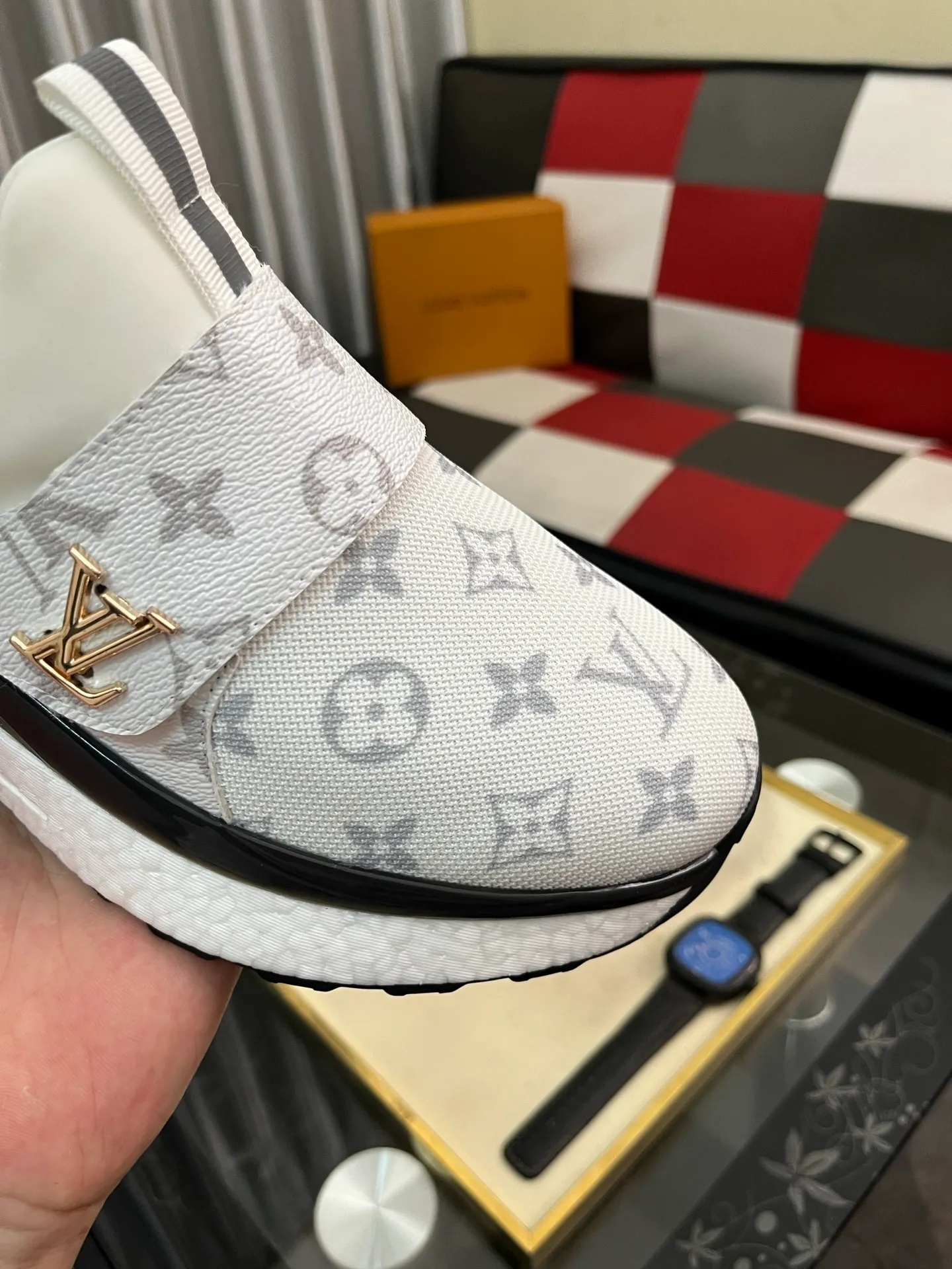 Men's shoes💰458⌚️⌚️"LOUI* VUITTO*" latest popular men's casual shoes ✔️This model is made of original breathable fly woven fabric, super shiny in real life⚡️ Fashionable and versatile, the toe last shape is firm and full, the soles are made from LV original mold and can be put in and out at will. It is light and comfortable for the foot~Purely handmade, details determine the quality! Size:38-442️⃣Colors available